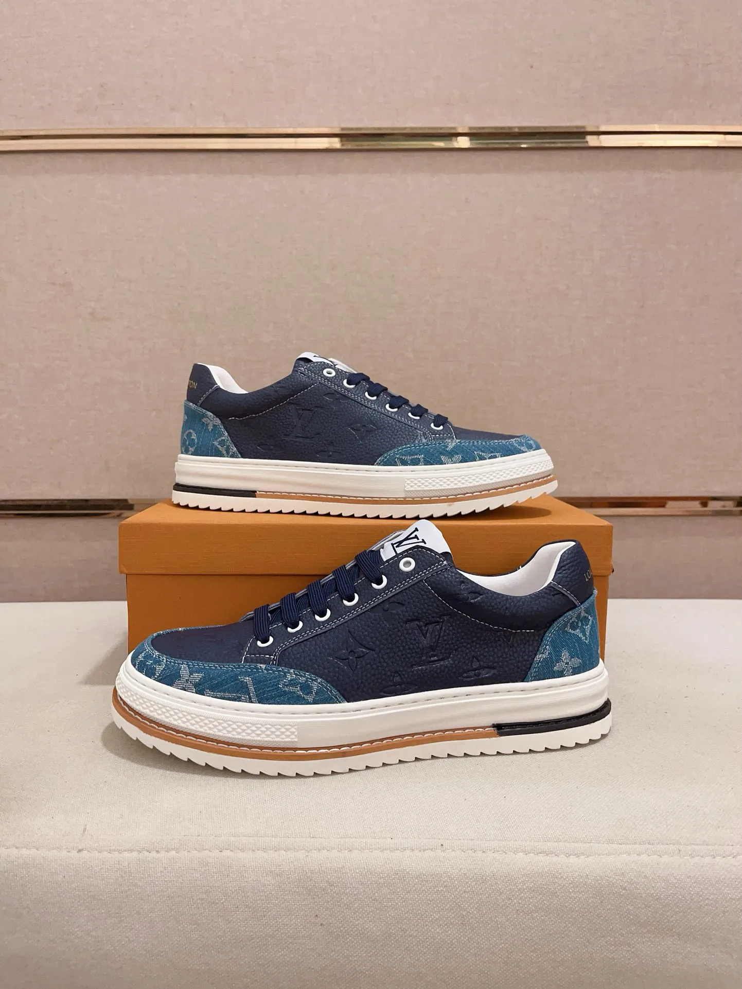 Men's shoes💰 400💰Louis Vuitton (Louis Vuitton/LV) top 🔍🔍 new models are on sale at the same time, the upper 🇮🇹 imported first-layer cowhide from Italy, fully imported sheepskin lining 💪💪, completely 1⃣️ to 1 ⃣️Re-engraved🇮🇹💪💪, ⚠Sole: The original sole is specially provided by the original factory, the exclusive movable molded sole is super comfortable, ⚠The original factory follows the order, 🔍🔍high quality, you can enter and exit the counter at will, welcome to compare⚠. Code number: 38-44. Can be customized for 45 non-refundable!
